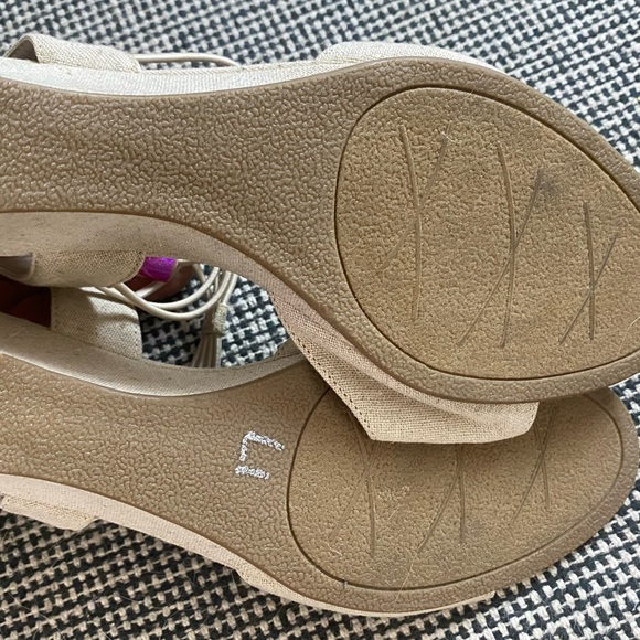 NWOT Impo cream kitten heel - Picture 4 of 5